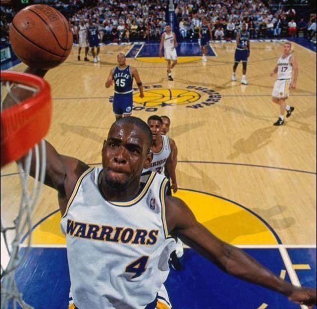 国脚助攻完成制胜球，球迷沸腾（国脚妙传造就制胜一球，球迷沸腾）