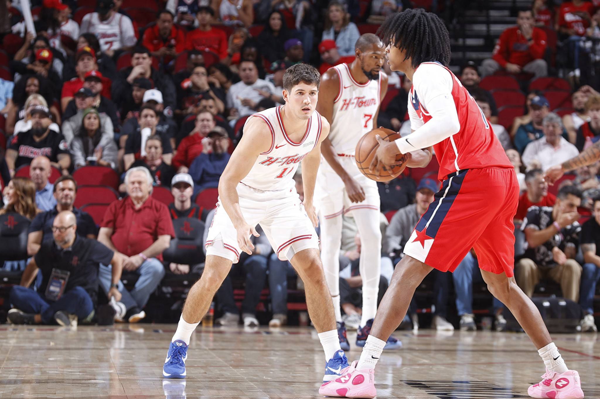 热刺主场获胜，俱乐部状态回升（热刺主场告捷，球队状态回暖）