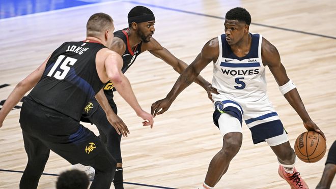 脚步不够快！首发的杨瀚森侧移被吹阻挡 4分钟不到累积2犯被换下（脚步慢半拍！首发杨瀚森侧移遭判阻挡，开场不到4分钟累积两犯被换下）