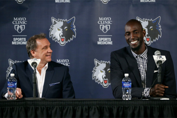 WTT年终总决赛：“莎头”3-2险胜中国香港组合晋级（WTT年终总决赛：“莎头”五局鏖战3-2险胜中国香港组合，惊险晋级）