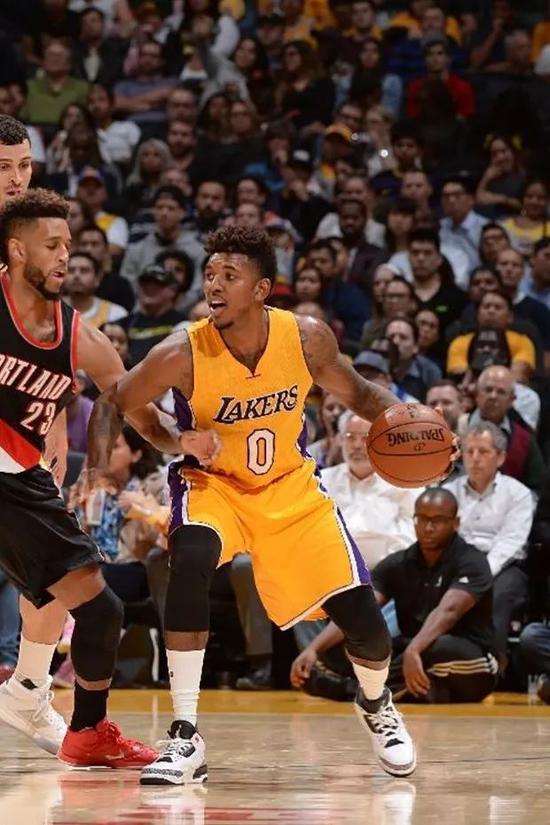 大二男生休学当残特奥会领跑员残特奥会田径女选手哪吒头亮相夺银（大二生休学赴残特奥会任领跑员，田径女将哪吒头出战摘银）