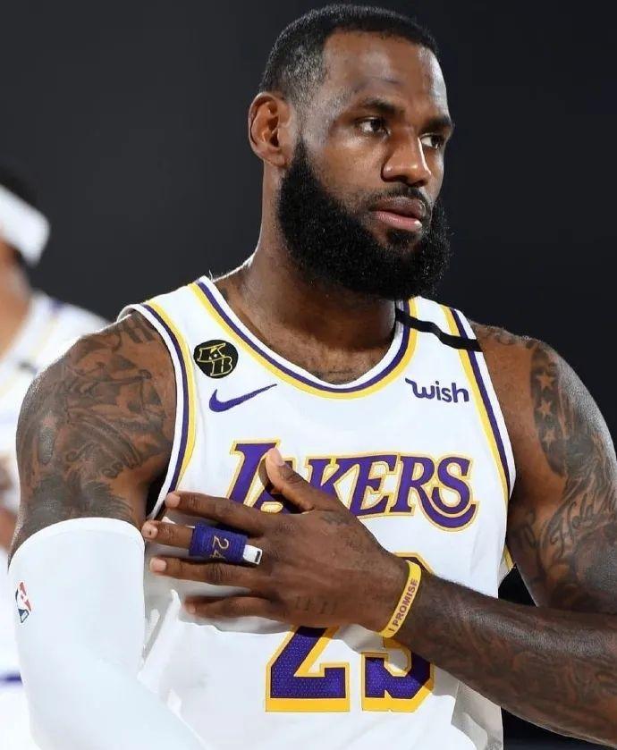 太阳报走访出售原味球衣公司的仓库：汗臭味强烈却不令人反感（太阳报实访原味球衣公司仓库：汗味浓重却不招人厌）