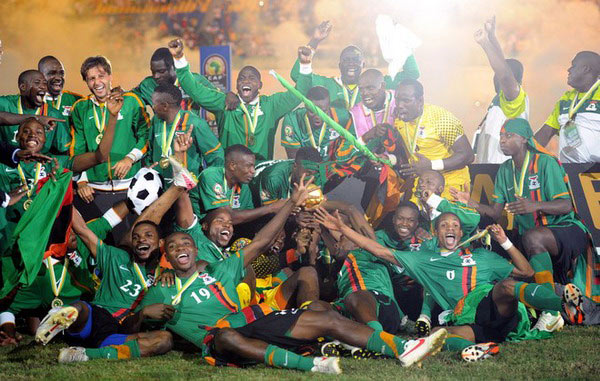 电讯报：穆阿尼佩戴定制面具参加训练，出战阿森纳成疑（电讯报：穆阿尼戴特制面罩参加训练，能否出战阿森纳成疑）