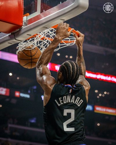 德甲战报：凯恩替补登场戴帽，拜仁5-0狂胜十人斯图加特（德甲：凯恩替补上演帽子戏法，拜仁5-0横扫十人斯图加特）