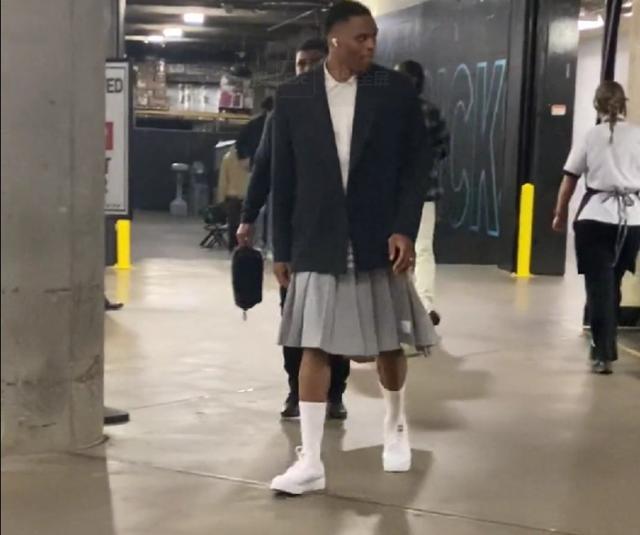 没有技巧全是感情，弗兰克告别演讲深情演唱《月亮代表我的心》（不靠技巧只凭真情：弗兰克在告别演讲中深情献唱《月亮代表我的心）